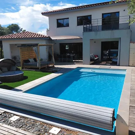 Villa Moderne Avec Piscine, 4 *