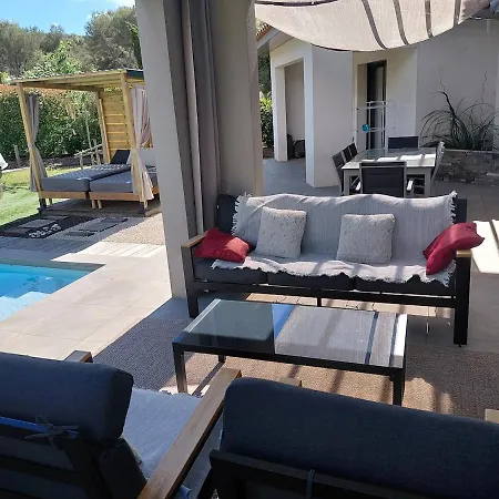 Villa Moderne Avec Piscine, 4 *